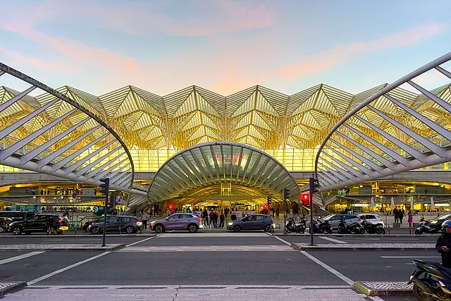 La copertura in vetro e acciaio della Gare do Oriente, progettata da Santiago Calatrava, vista da fuori al tramonto